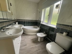 Ensuite- click for photo gallery